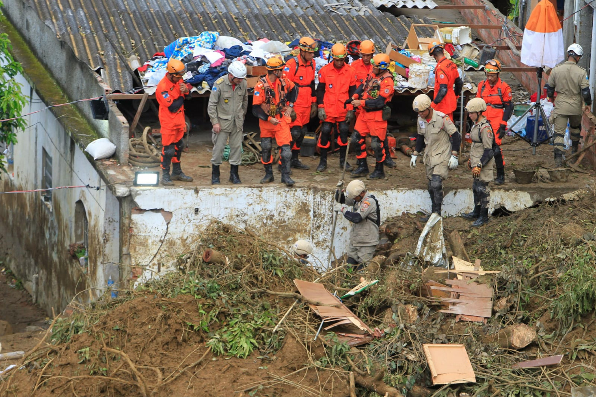 Bombeiros encontraram o corpo de uma vítima do desabamento de uma casa em São Gonçalo - Reginaldo Pimenta / Agência O Dia