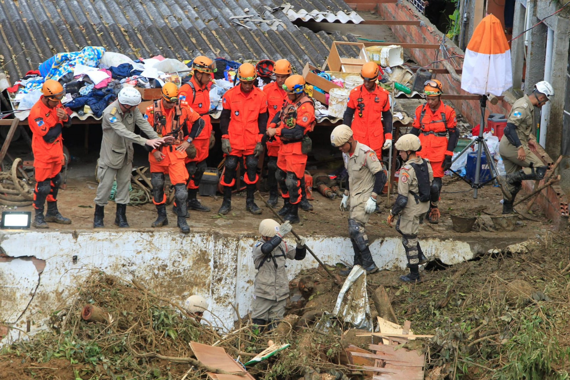Bombeiros encontraram o corpo de uma vítima do desabamento de uma casa em São Gonçalo - Reginaldo Pimenta / Agência O Dia