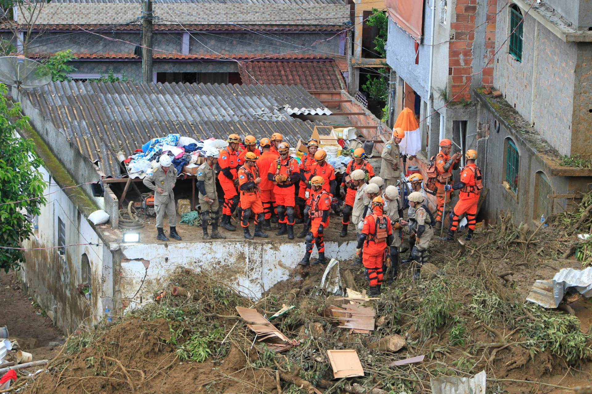 O corpo de uma vítima do desabamento de uma casa em São Gonçalo foi encontrado pelo Corpo de Bombeiros nesta tarde de quarta-feira (15) - Reginaldo Pimenta / Agência O Dia