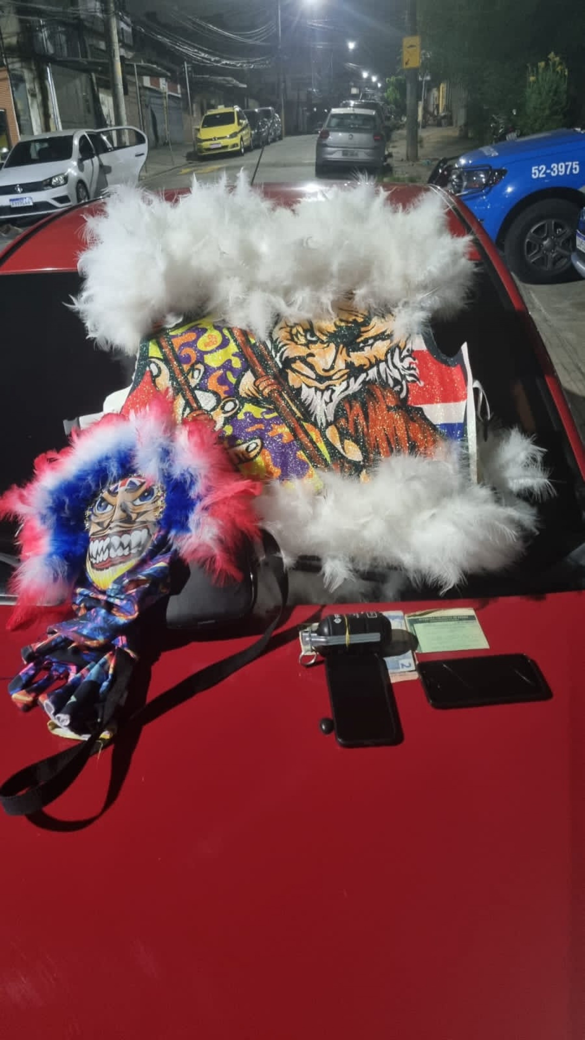 Policiais prendem um homem vestido de bate-bola e portando uma granada de efeito moral - Divulgação