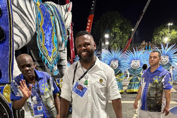 Na foto, o carnavalesco Jo&atilde;o V&iacute;tor Ara&uacute;jo da Paraiso da Tuiuti