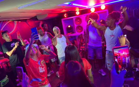 Oz Crias colocam os convidados para dançar no Camarote Favela