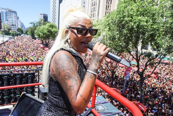 Bloco 'Fervo da Lud' arrasta uma multidão de foliões no Rio