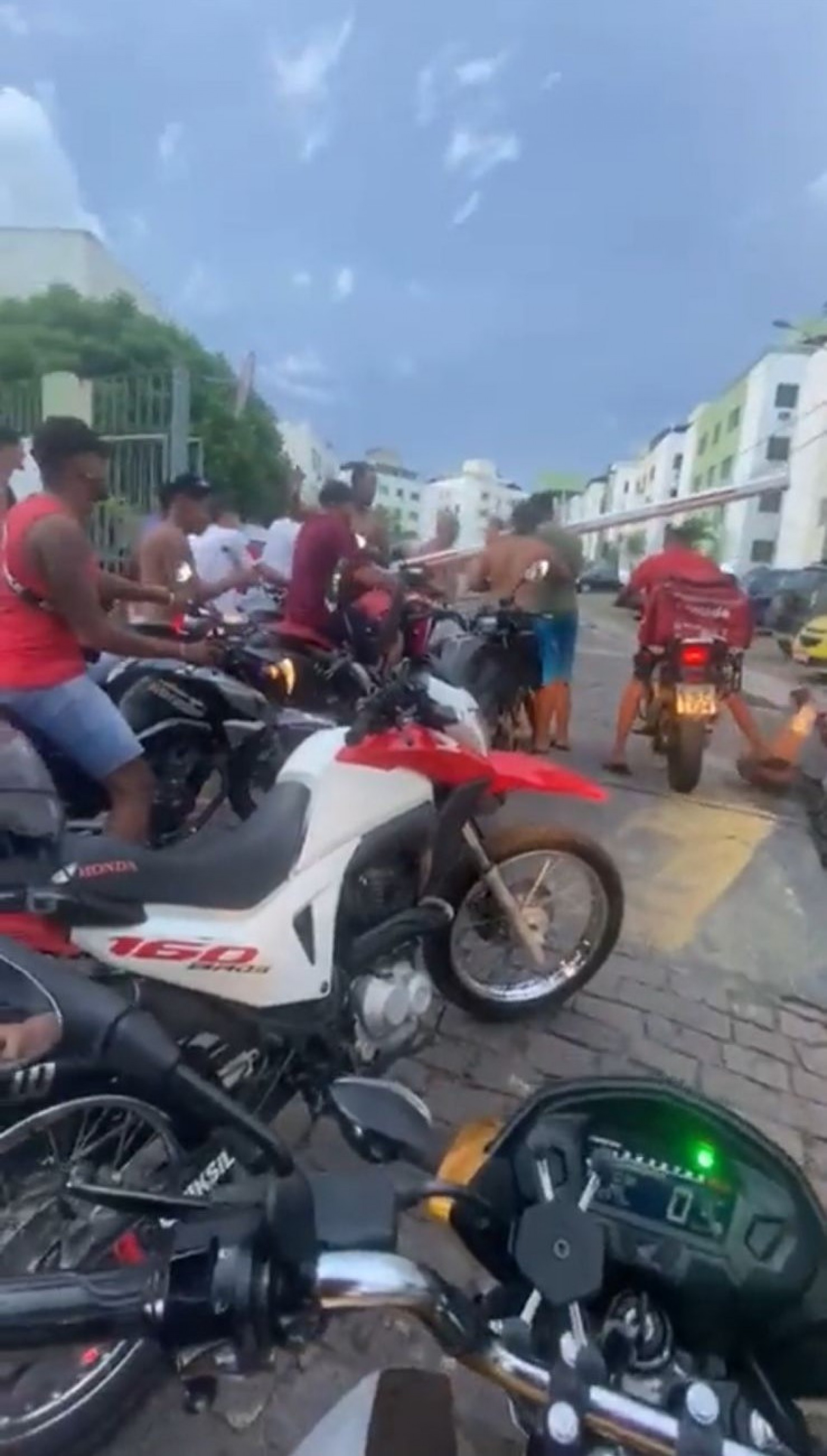 Motoboy protestam na Estrada do Magarça, em Campo Grande, onde jovem levou tapa na cabeça