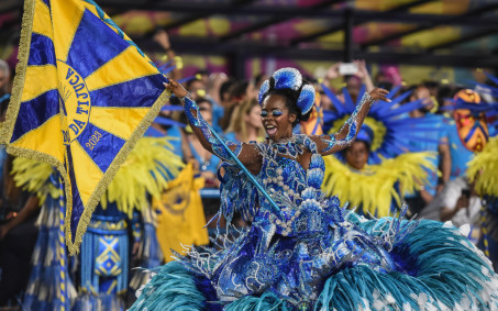 Porta-bandeira da Unidos da Tijuca anuncia saída da escola
