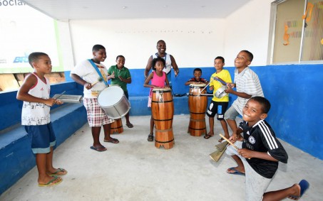 Oficina em Nova Iguaçu promove sonho em crianças de um dia tocar numa escola de samba