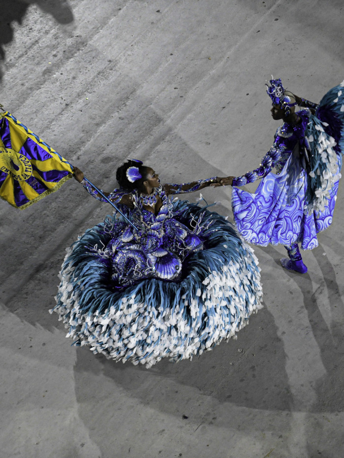 Denadir Garcia desfila em parceria com o mestre-sala Matheus Andre