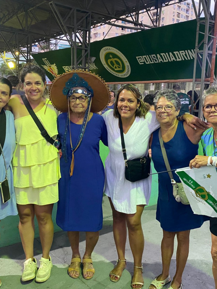 Filha de Lampião, Expedita Ferreira Nunes (vestido azul) celebra título na quadra da Imperatriz - Thalita Queiroz / Agência O Dia