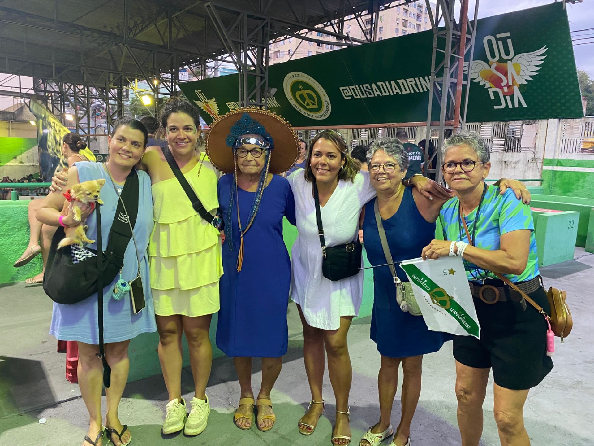 Filha de Lampião, Expedita Ferreira Nunes (vestido azul) celebra título na quadra da Imperatriz - Thalita Queiroz / Agência O Dia
