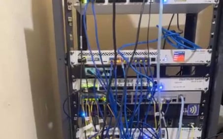 Polícia realiza operação contra central clandestina de internet