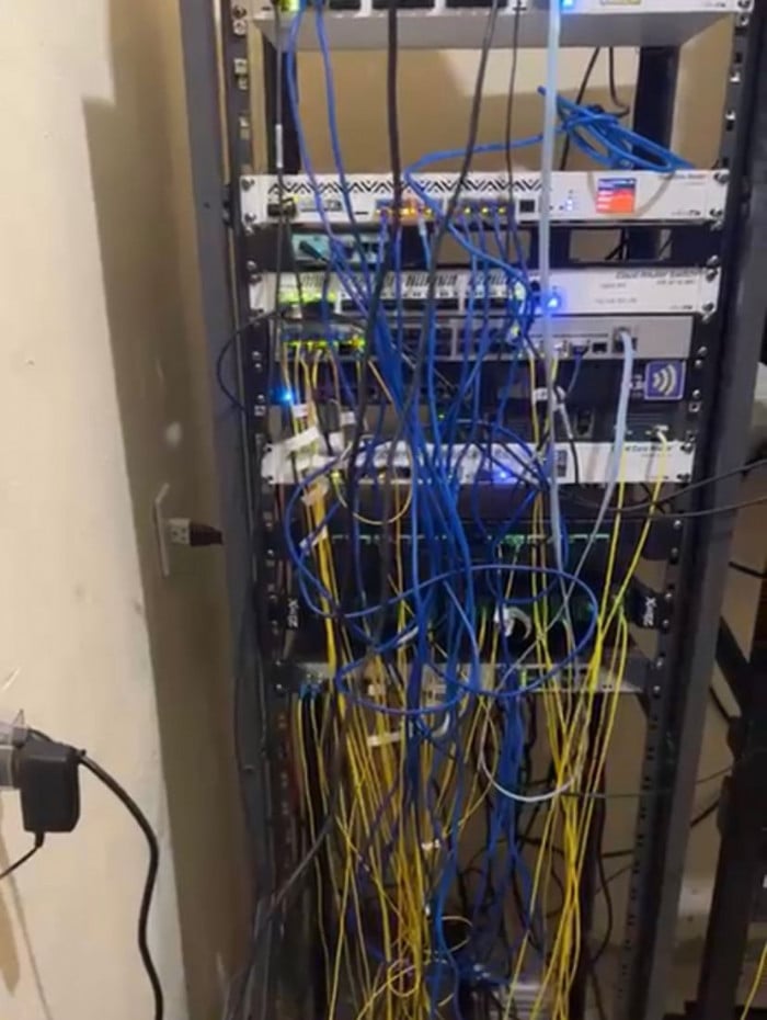 Cabos apreendidos na central clandestina de internet na Ilha do Governador - Reprodução