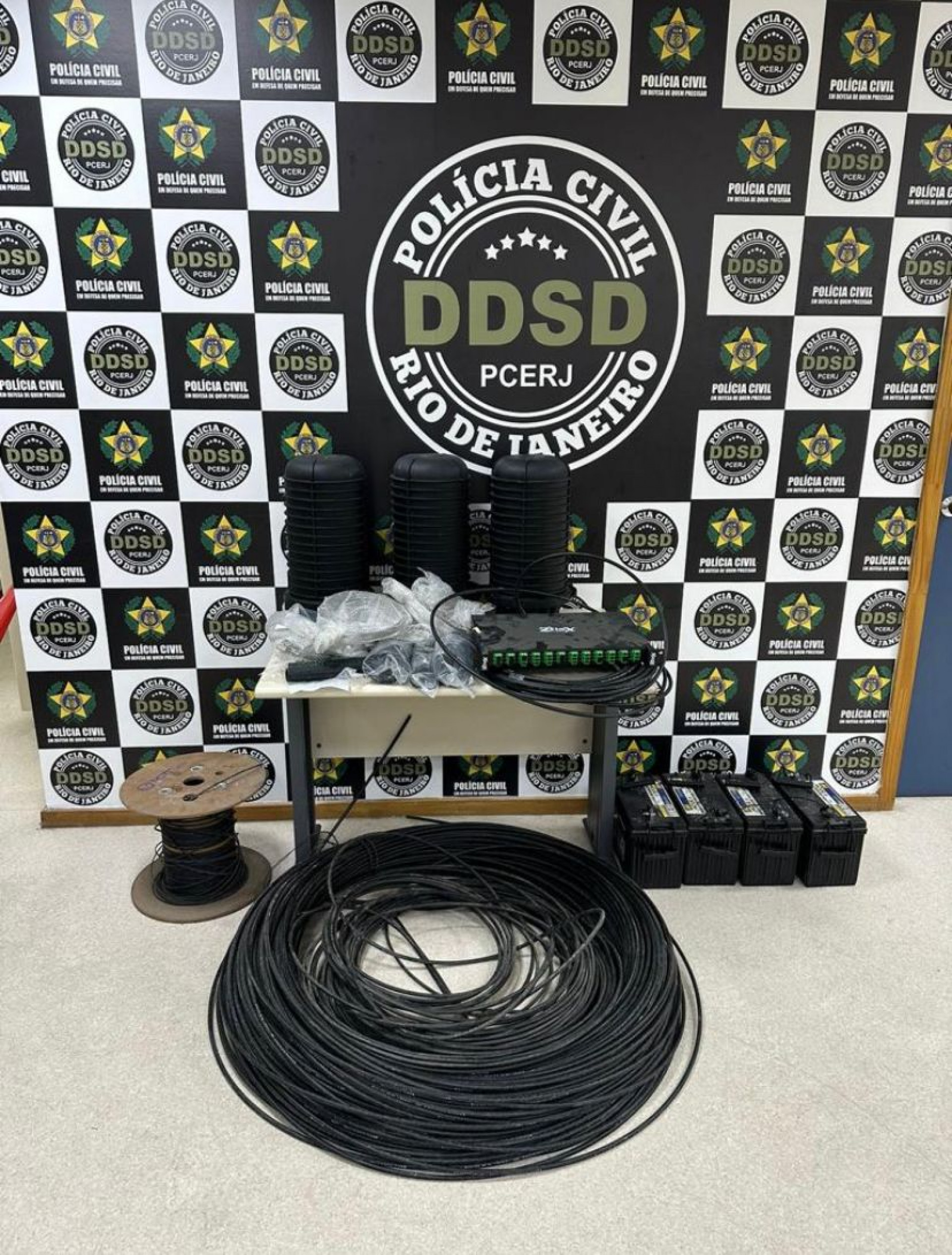 Material apreendido por policiais da Delegacia de Defesa dos Serviços Delegados (DDSD)