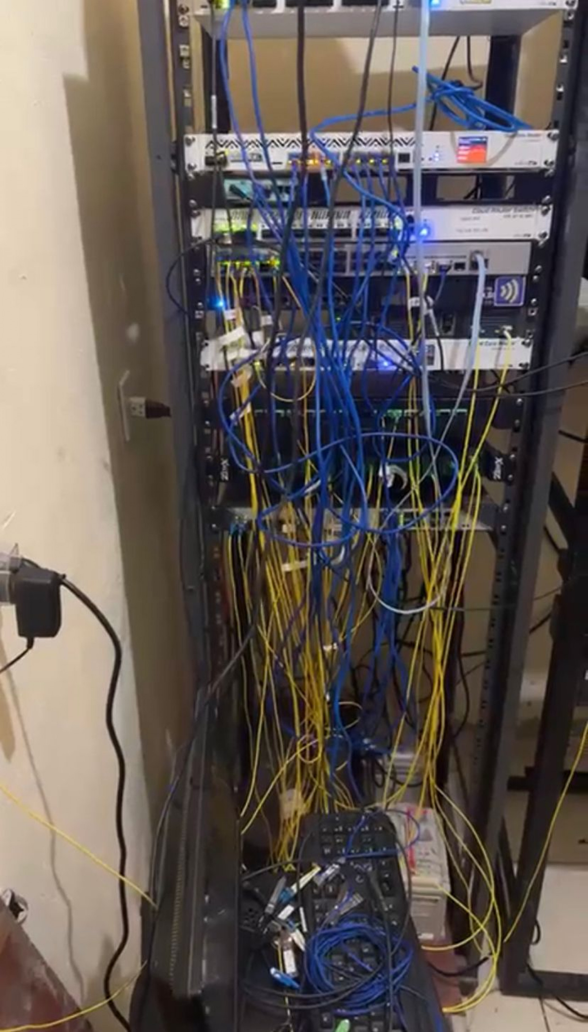 Cabos apreendidos na central clandestina de internet na Ilha do Governador