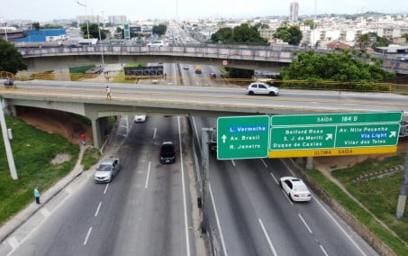 Caminhão bate novamente em viaduto sobre a Via Dutra em Nova Iguaçu