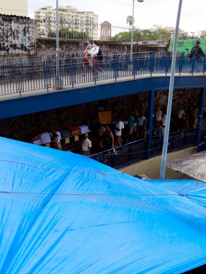 Camel&oacute;dromo do M&eacute;ier antes da organiza&ccedil;&atilde;o e padroniza&ccedil;&atilde;o das barracas e pintura da parede, o que deixava o ambiente prop&iacute;cio para crimes de oportunidade