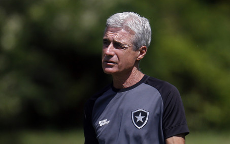 Empresário vê Luís Castro feliz, mas não descarta saída de técnico do Botafogo