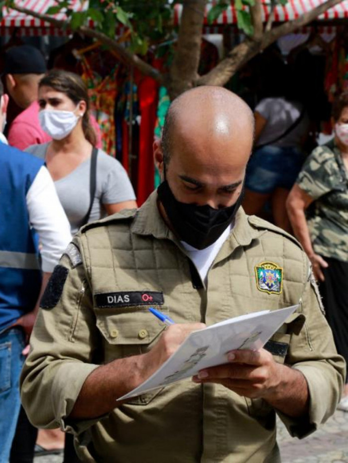 Guarda municipal anota demandas de ordenamento territorial urbano que s&atilde;o encaminhadas para os &oacute;rg&atilde;os p&uacute;blicos