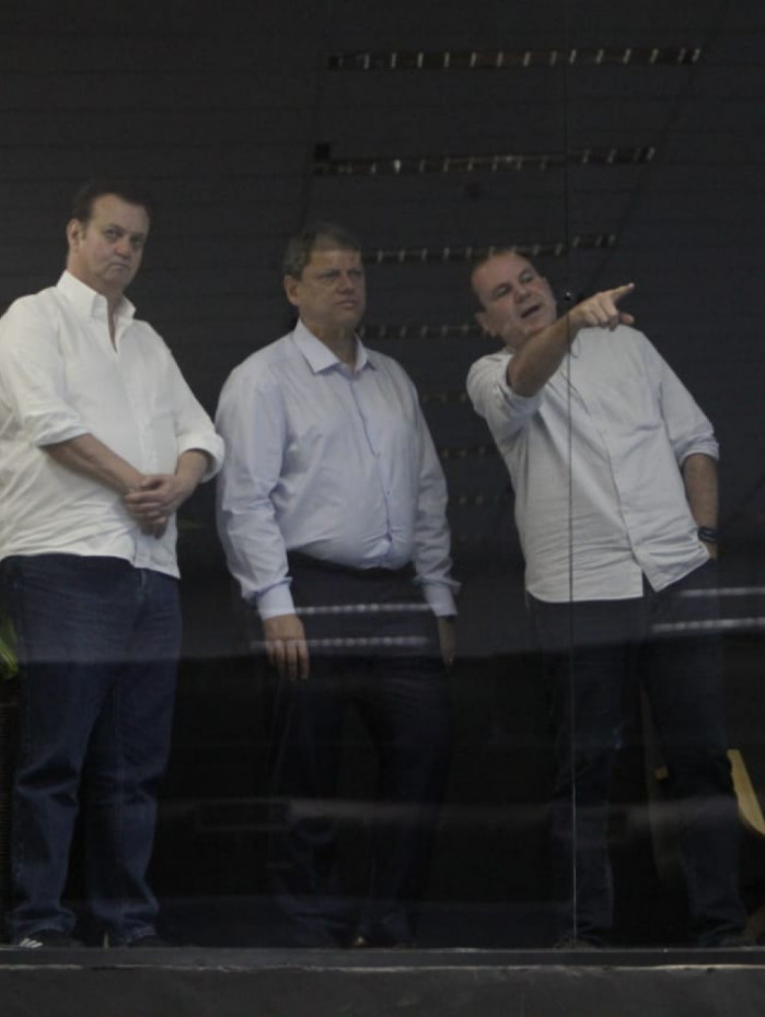 Prefeito Eduardo Paes mostra o Centro de Operações Rio para o governador de São Paulo, Tarcício de Freitas, e Gilberto Kassab