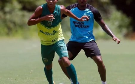 A pedido de Luis Castro, Botafogo contrata meia-atacante