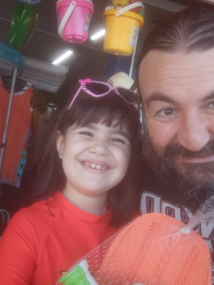  Helo&iacute;sa e o pai, Diego Belieny, durante uma sa&iacute;da em fam&iacute;lia para fazer compras, antes do sumi&ccedil;o da menina, em agosto do ano passado, quando foi levada por um parente e nunca mais retornou      