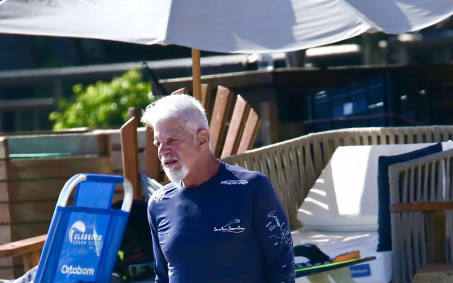 Raul Gazolla é clicado na praia da Barra da Tijuca