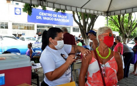 Campanha de aplicação da vacina bivalente contra covid-19 segue nesta terça-feira, em Nova Iguaçu