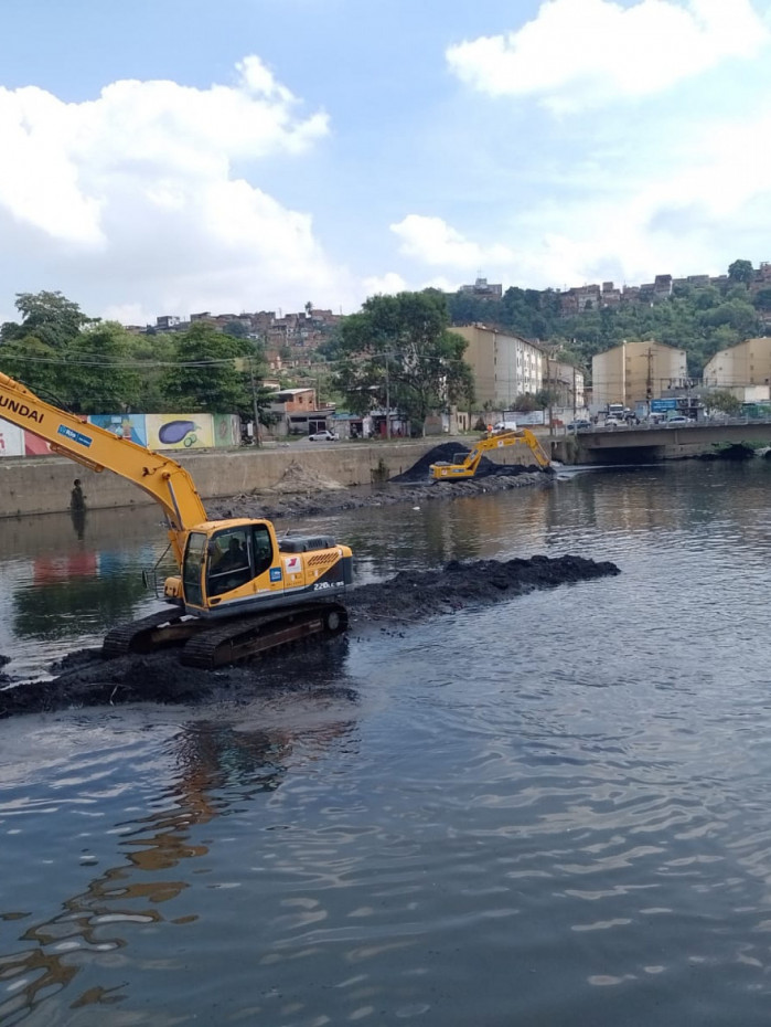Prefeitura do Rio realiza o desassoreamento do Rio Acari e j&aacute; retirou 9.500 caminh&otilde;es basculantes de res&iacute;duos do local