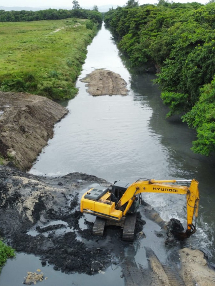 O Rio Campinho, em Campo Grande, na Zona Oeste da cidade, &eacute; um dos 18 que est&atilde;o recebendo obras de desassoreamento