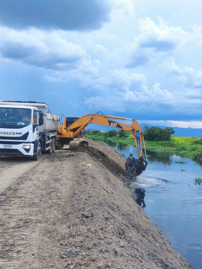 J&aacute; foram removidas mais de 22 mil toneladas de material do fundo do Rio It&aacute;, um dos maiores de Santa Cruz, na Zona Oeste do Rio