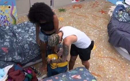 Intrigados, Fred e Marvvila mexem na mala de Dania Mendez