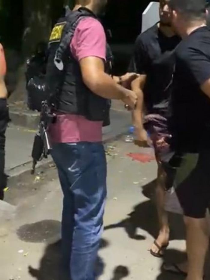 Grande quantidade de armamento, carregadores e muni&ccedil;&otilde;es foram apreendidos com criminosos do Complexo do Alem&atilde;o que atuam na Gard&ecirc;nia Azul