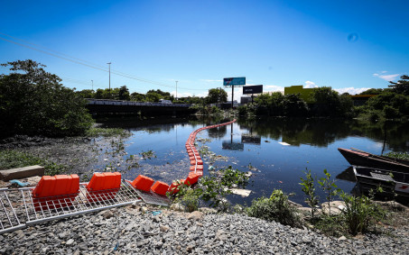 Governo do Rio instala ecobarreiras para reter resíduos que poluiriam Baía de Guanabara