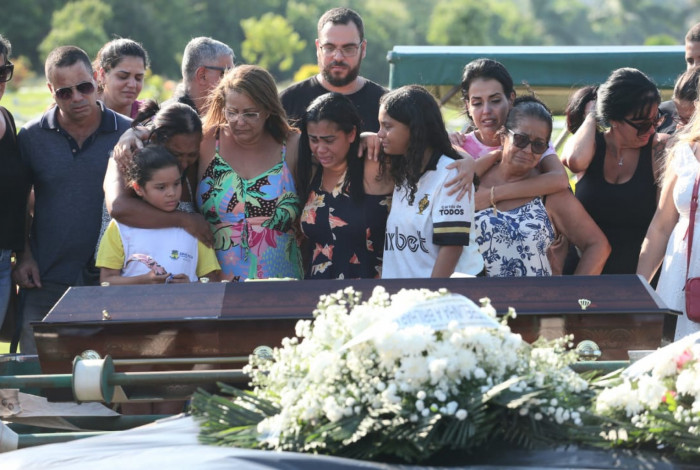 Família chora em sepultamento das seis vítimas de um acidente na BR-493, altura de Guapimirim, neste sábado (18)