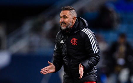 Vítor Pereira estaria incomodado com pouca movimentação do Flamengo no mercado