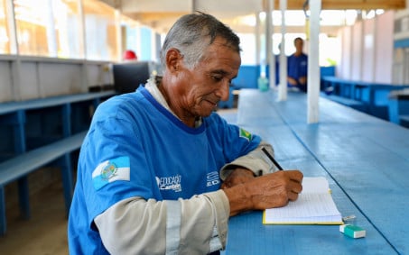 Canteiro de obras vira sala de aula para 50 trabalhadores em Nova Iguaçu