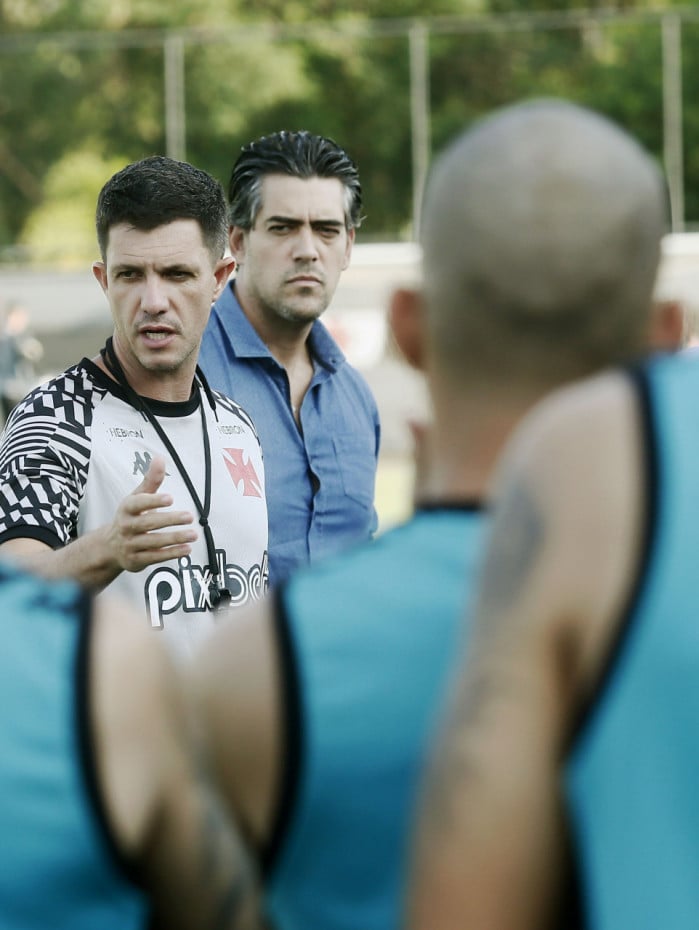 Mauricio Barbieri (c) durante o treino do Vasco no CT Moacyr Barbosa em 22 de marco de 2023. Foto: Daniel RAMALHO/VASCO