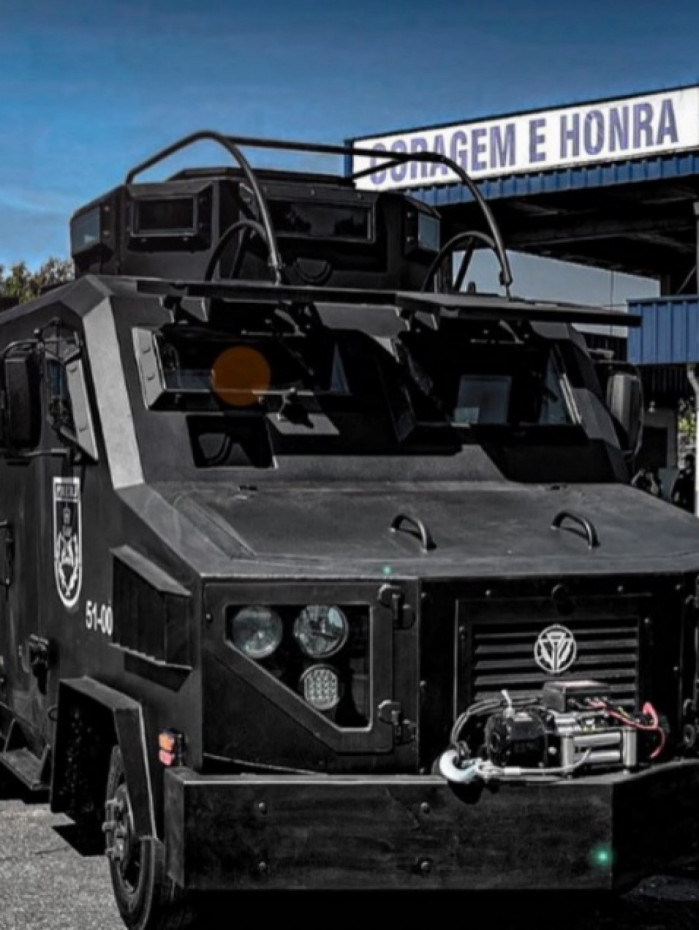 Caveir&atilde;o com quatro policiais foi alvejado pela vagabundagem