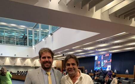 Clima familiar na Alerj: Thiago Gagliasso leva o pai para acompanhar plenário desta quarta-feira