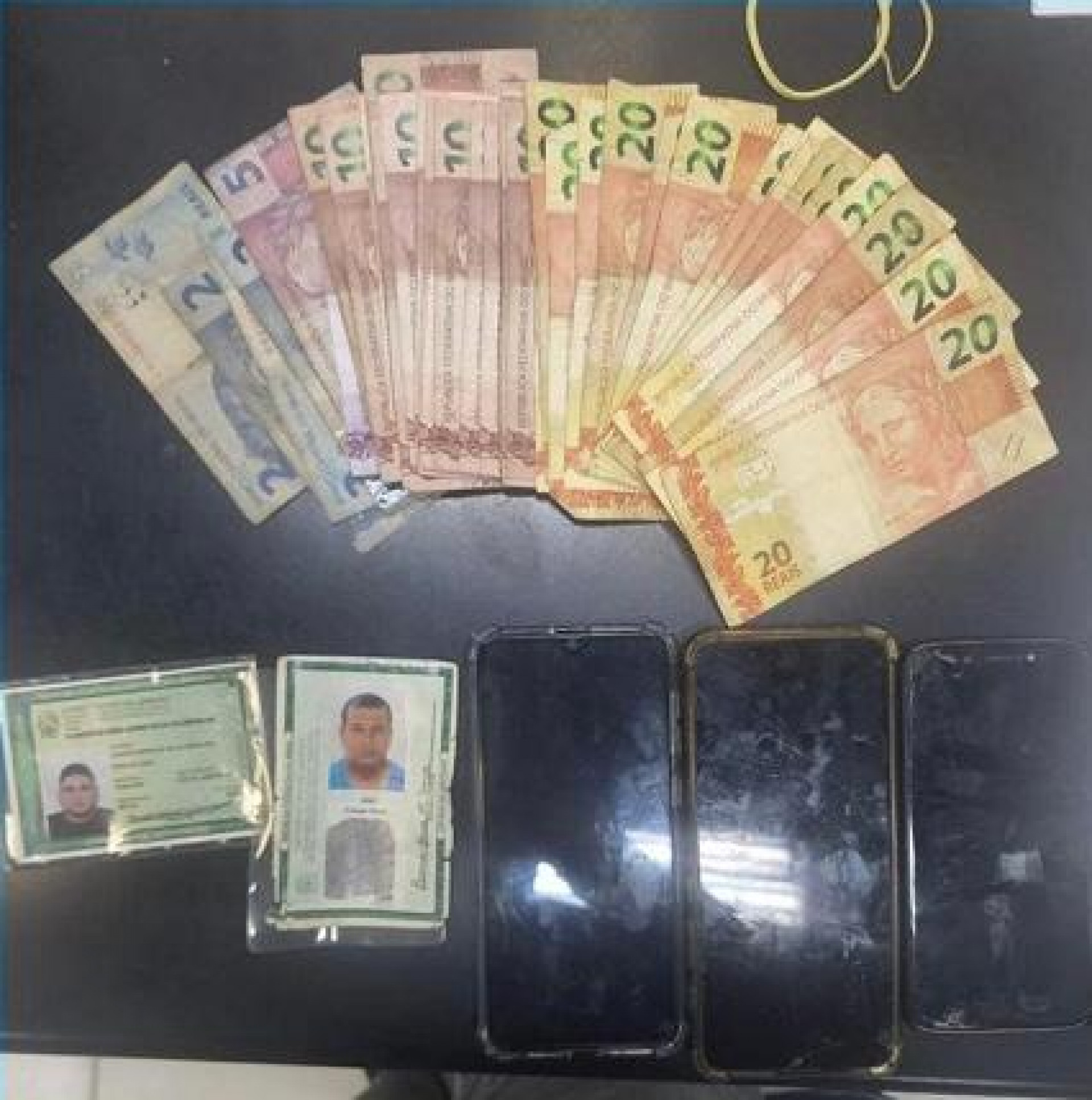 Policiais militares aprenderam dinheiro, celulares e uma lista de placas de ve&iacute;culos