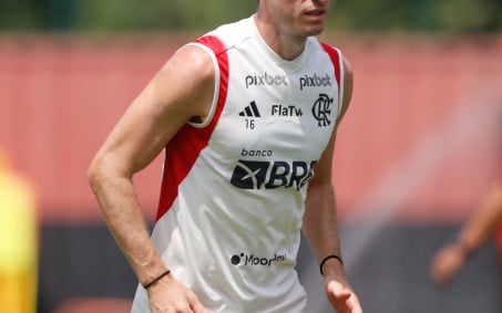 Filipe Luís sai em defesa de Gerson: 'Estão criticando, mas está jogando bem, não erra passe'