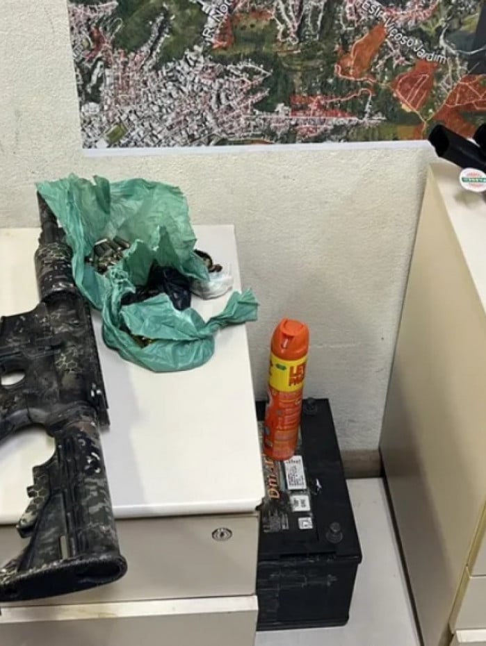 Mulher é presa em ônibus ao tentar levar armamento da Rocinha para Bahia