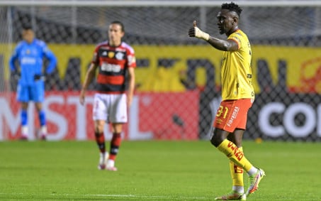 Com virada no fim, Flamengo perde para o Aucas na estreia na Libertadores