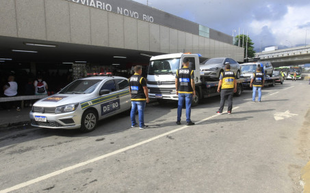 Carros de transporte irregular são rebocados pelo Detro-RJ na Rodoviária Novo Rio