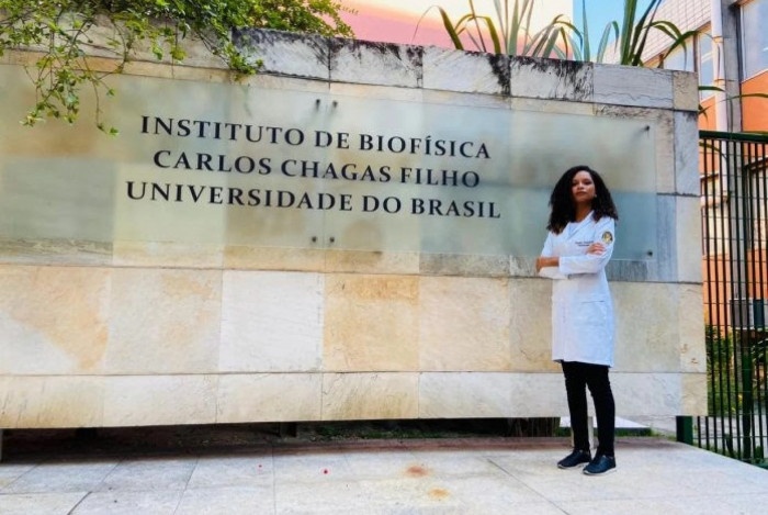 Jovem ex-catadora pesquisa a cura da asma em 