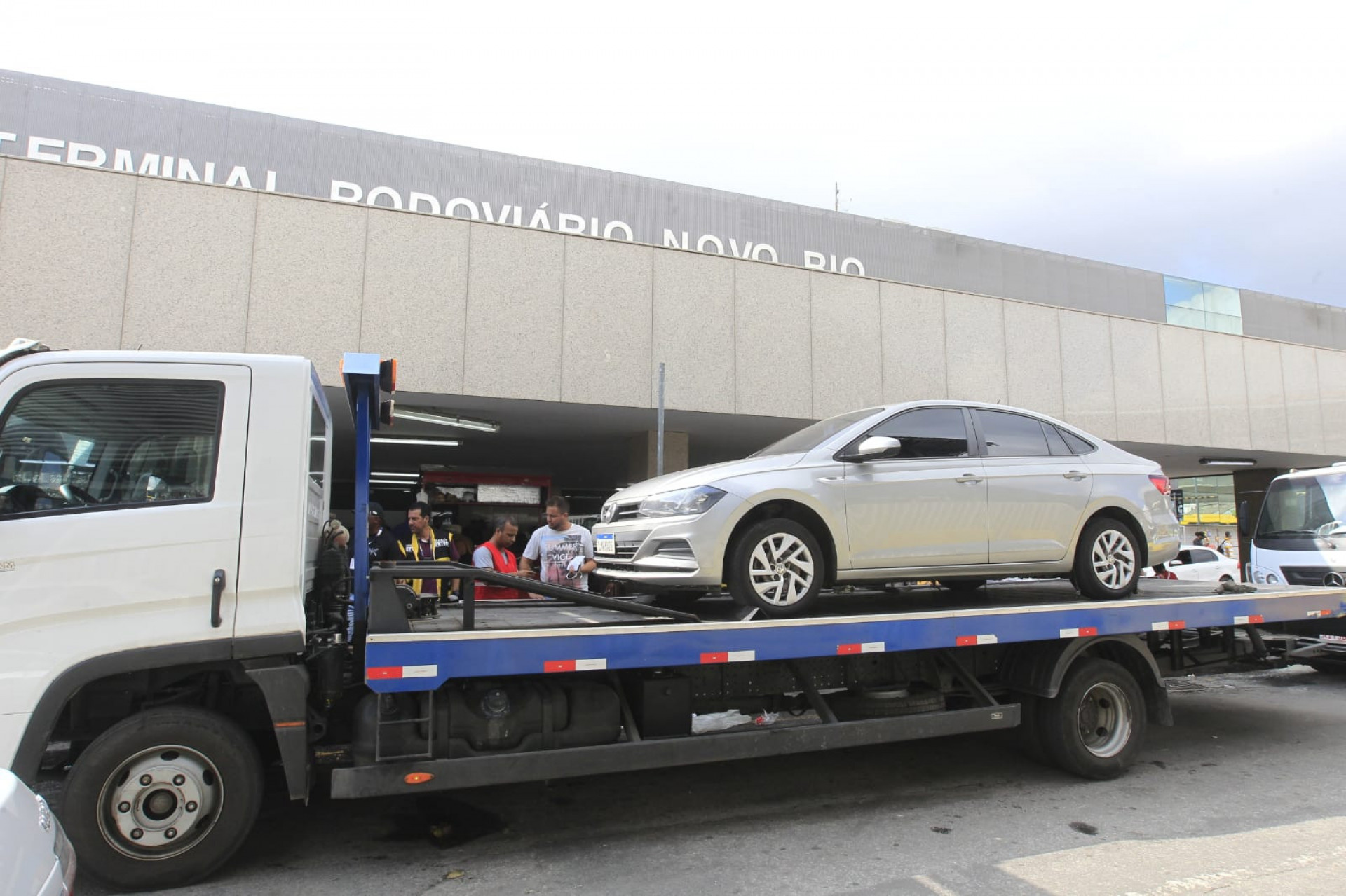 Fiscais do Detro-RJ atuam na Rodoviária Novo Rio para coibir o transporte irregular feito por carros particulares sem autorização - Reginaldo Pimenta / Agência O Dia