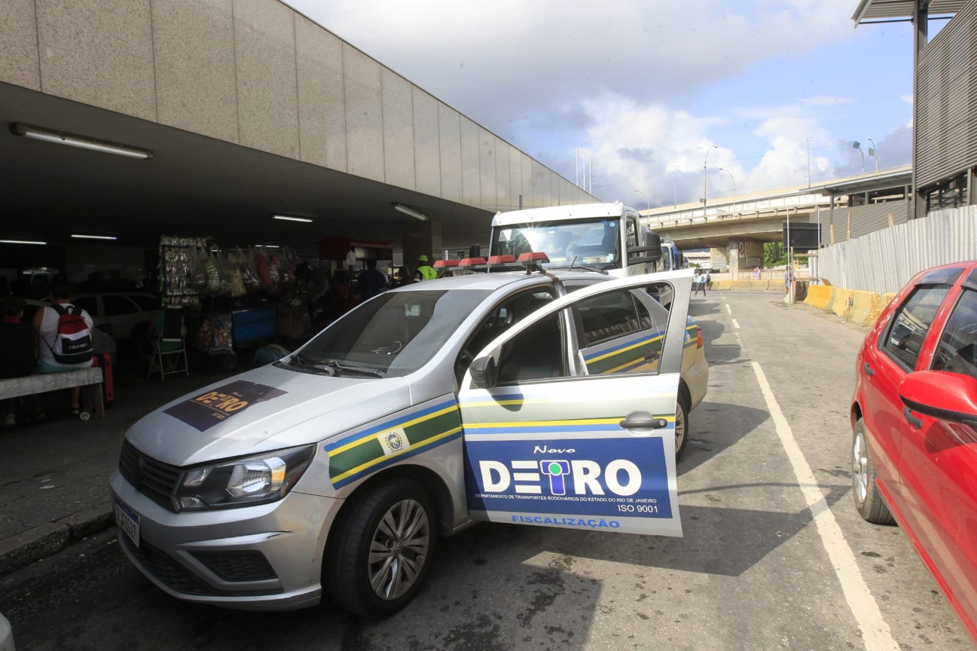 Fiscais do Detro-RJ atuam na Rodoviária Novo Rio para coibir o transporte irregular feito por carros particulares sem autorização - Reginaldo Pimenta / Agência O Dia