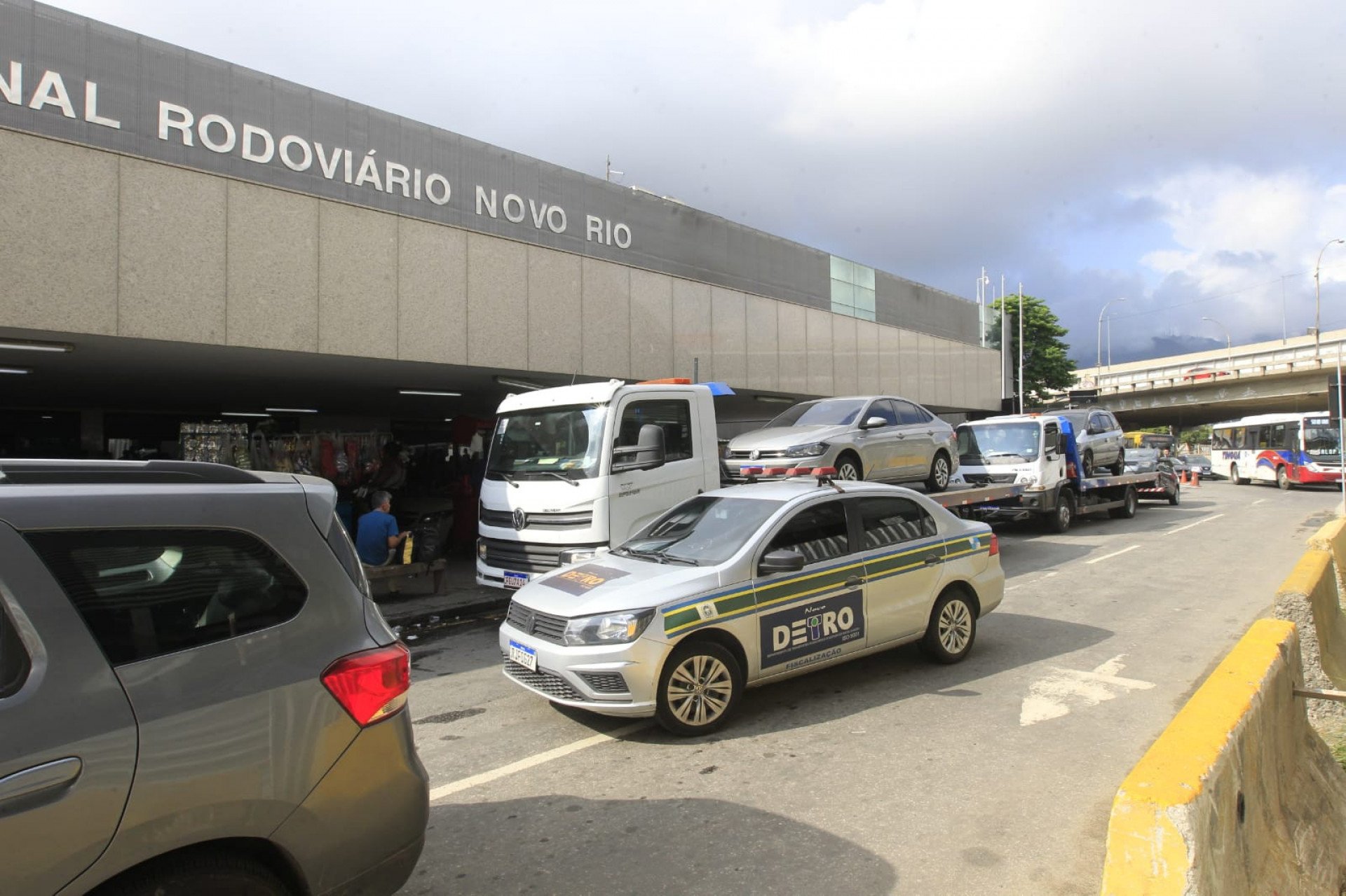 Fiscais do Detro-RJ atuam na Rodoviária Novo Rio para coibir o transporte irregular feito por carros particulares sem autorização - Reginaldo Pimenta / Agência O Dia