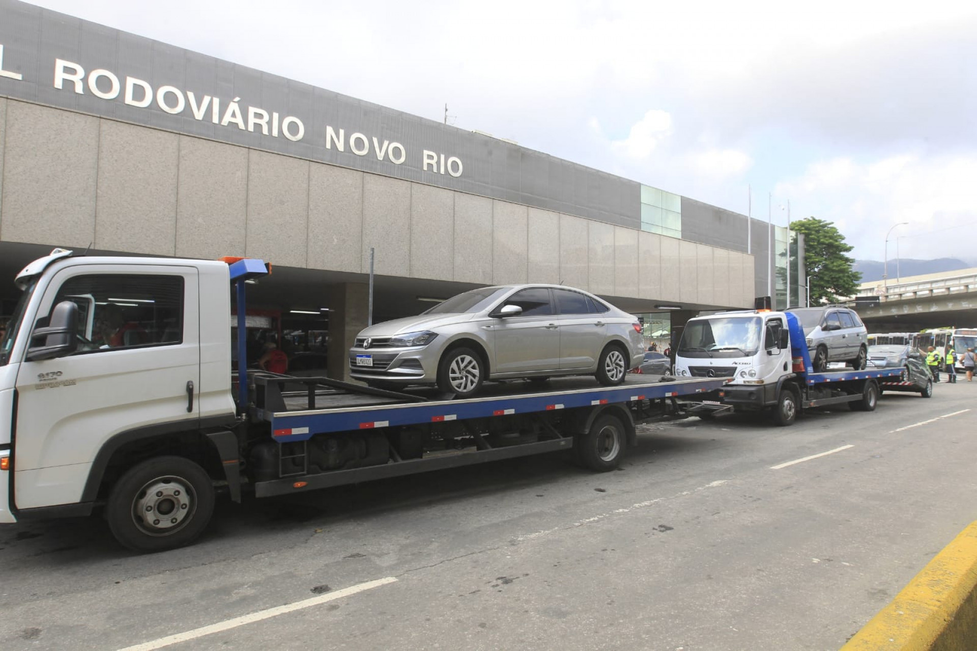 Fiscais do Detro-RJ atuam na Rodoviária Novo Rio para coibir o transporte irregular feito por carros particulares sem autorização - Reginaldo Pimenta / Agência O Dia