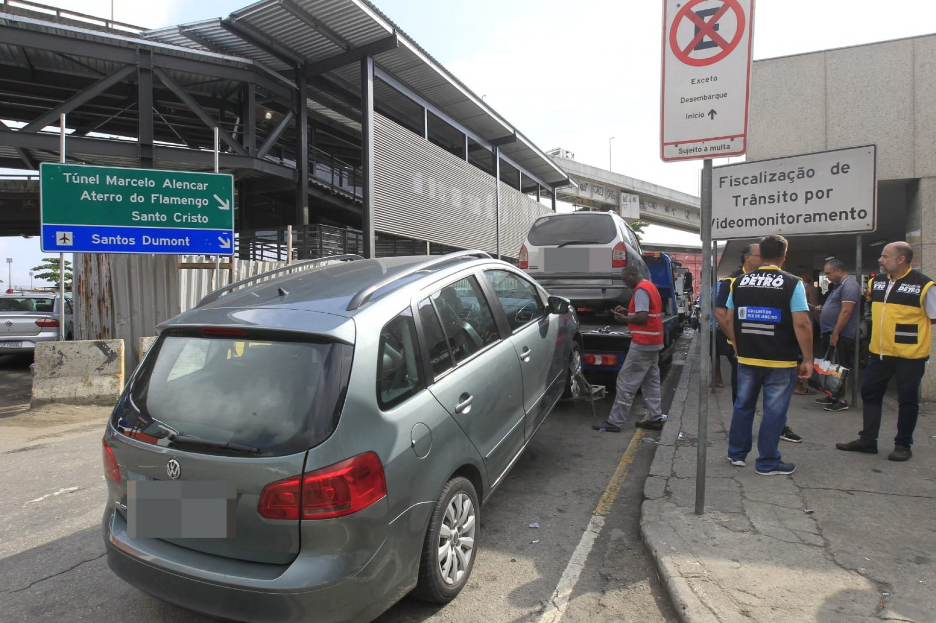 Fiscais do Detro-RJ atuam na Rodoviária Novo Rio para coibir o transporte irregular feito por carros particulares sem autorização - Reginaldo Pimenta / Agência O Dia