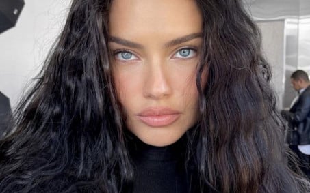 Adriana Lima surge sem maquiagem ao rebater críticas por aparência: 'Mãe cansada'